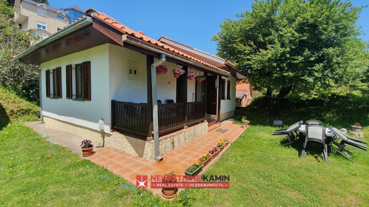 Single-Storey Prefabricated House with Yard and Parking, Cetinje